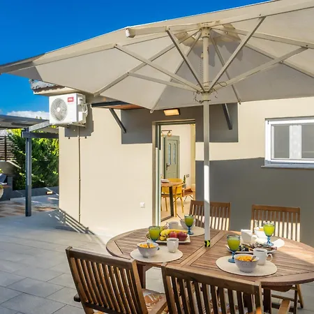 Holiday home Casa Katrine Lakithra